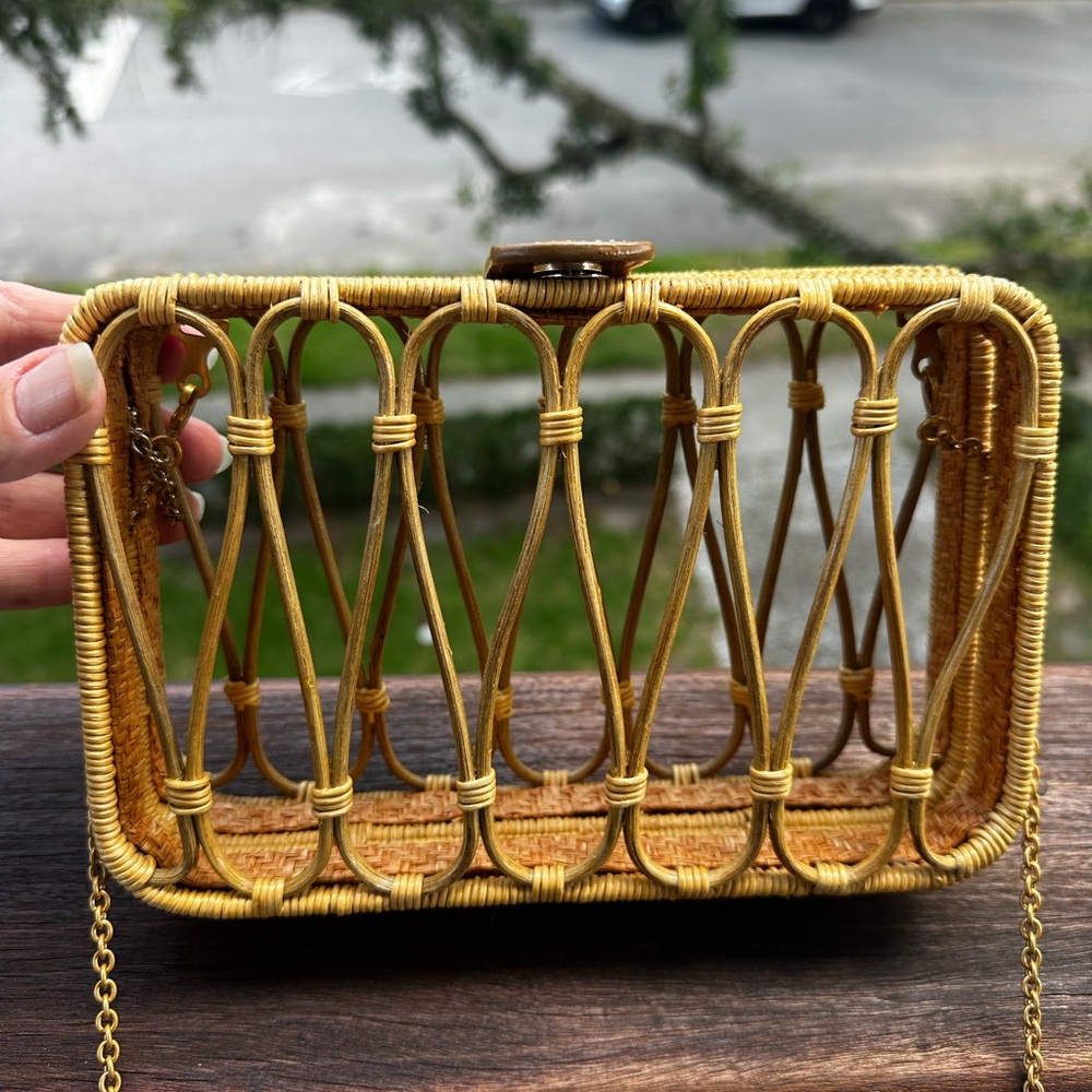 Rattan/Wicker Clutch or Crossbody. Detachable Gold chain. Interior bag linen. - Picture 4 of 6
